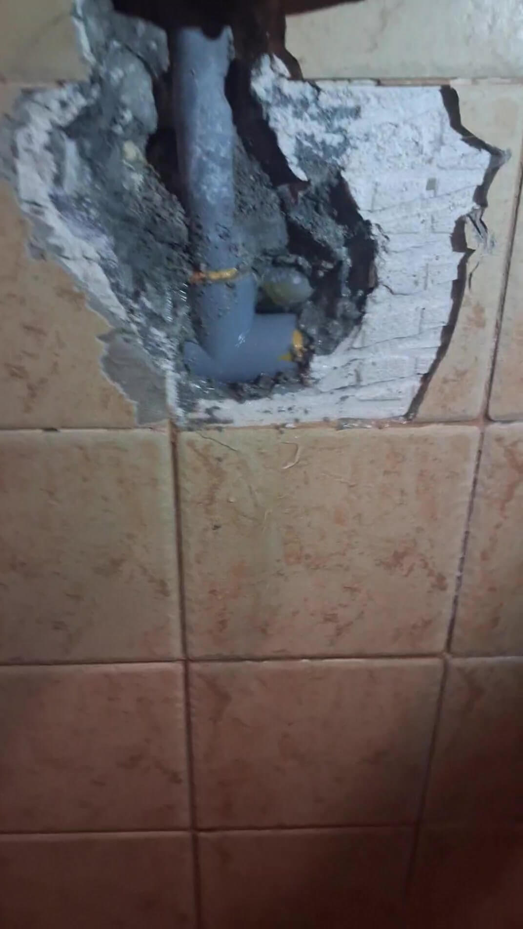 موضع فتح الجدار للوصول إلى خط الصرف